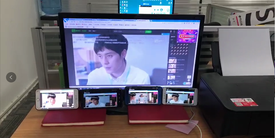 MAC投屏ipad、手機 投屏向來都是小屏幕投屏到大屏幕,但是AWIND奇機根據用戶需求,有專門開發設備的AP廣播功能,也就是將電腦屏幕投屏到大屏幕的同時廣播到移動設備上。 MAC投屏ipad、手機 軟、硬件需求 軟件需求 AWIND奇機自主研發的無線投屏發送端與接收端。【需要提前下載、安裝】; 硬件需求 MAC筆記本,AWIND奇機WIPG系列無線投屏,平板、手機【安卓與蘋果不限】。 網絡環境 MAC筆記本、無線投屏器、平板、手機都處于同一個局域網環境內。 連接方式 1、在MAC筆記本上打開無線投屏發送端軟件與無線投屏盒子連接; 2、平板、手機打開無線投屏接收端軟件向無線投屏盒子發送連接請求; 3、在MAC筆記本上同意手機、平板的請求。如果同意,MAC的屏幕就會出現在手機、平板的屏幕上。 溫馨提示:AWIND奇機無線投屏設備在硬件設備上支持智能手機、平板、筆記本、臺式電腦,在系統上支持Android、IOS、Windows、MAC等系統平臺,AP廣播功能能夠將電腦屏幕在投屏到大屏幕的同時,廣播到4臺移動設備上。